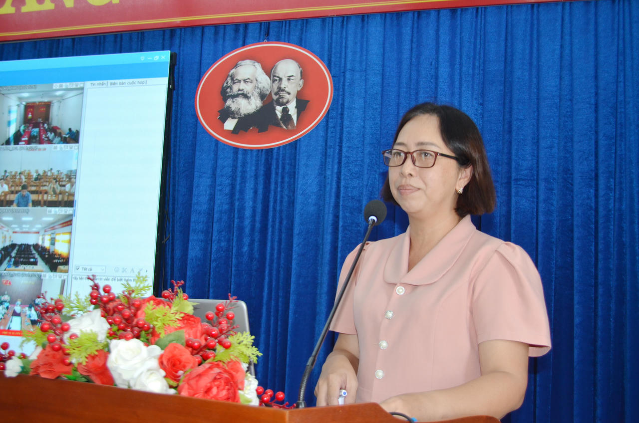 Báo cáo viên Nguyễn Thị Tuyết Minh – Trưởng phòng Hành chính và Bổ trợ Tư pháp (Sở Tư pháp Cà Mau), giới thiệu Luật Quốc tịch Việt Nam (sửa đổi, bổ sung).