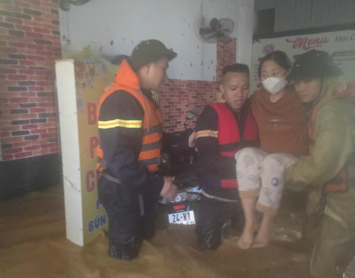 Công an tỉnh Thái Nguyên quả cảm cứu hộ, bảo vệ dân trong mưa lũ