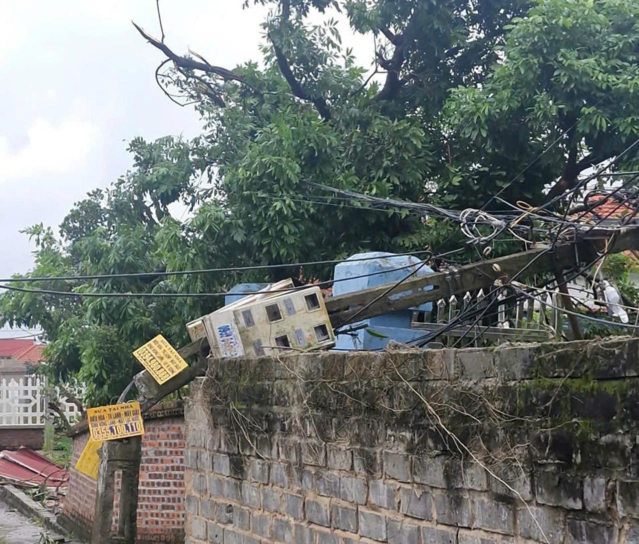 Lốc xoáy làm gãy cột điện tại phường Chu Văn An.