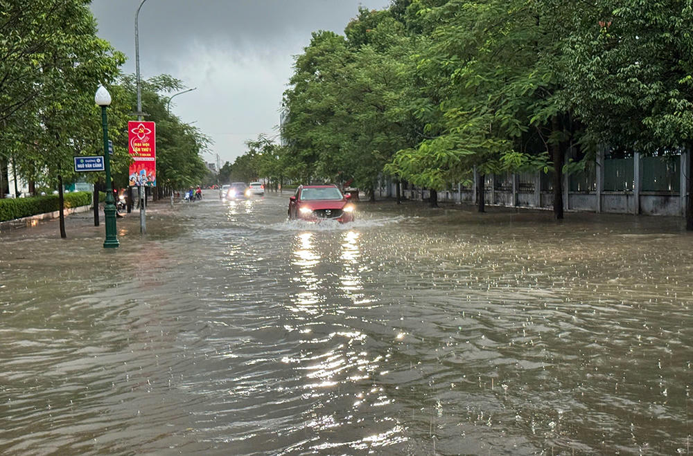 Khu vực gần Quảng trường 3/2, phường Bắc Giang bị ngập sâu sau mưa lớn kéo dài.