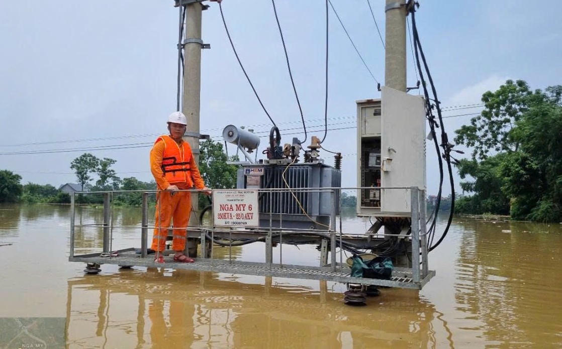 Nhân viên Đội quản lý Điện lực Phú Bình tạm thời ngừng cấp điện TBA Nga My 6 để đảm bảo an toàn