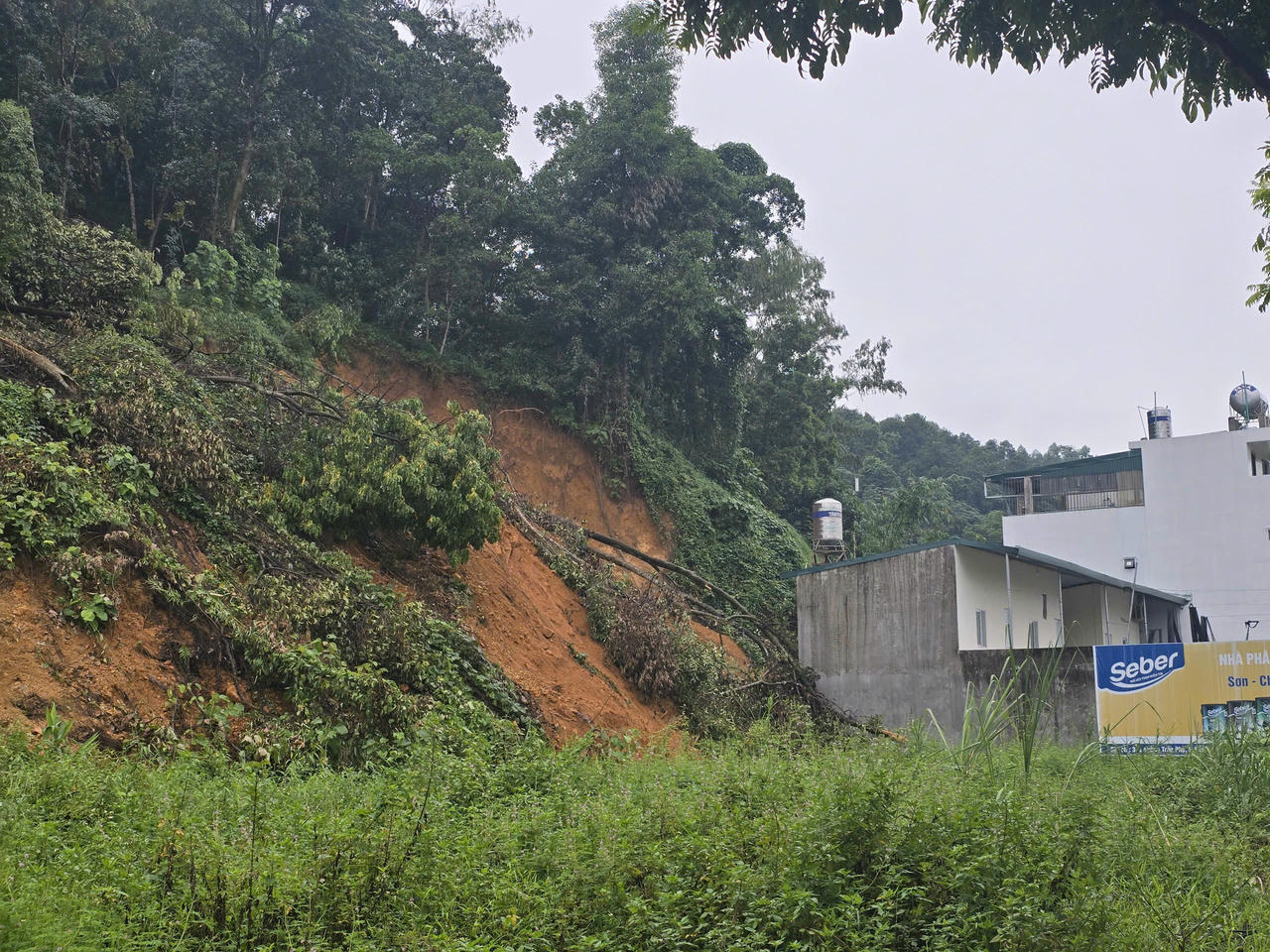 Sạt lở đe dọa nhà dân ở phường Cam Đường (Lào Cai): Nỗi lo sập nhà treo lơ lửng sau mưa bão
