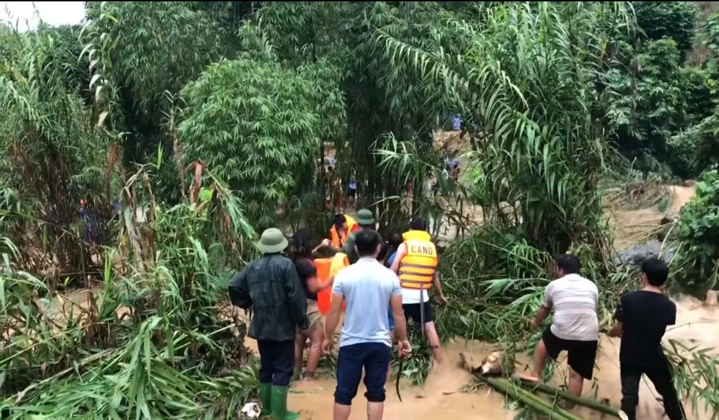 Tuyên Quang: Kịp thời giải cứu 3 người mắc kẹt giữa dòng lũ