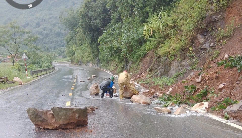Đá lở tại Km93+100 Quốc lộ 1B (tuyến Lạng Sơn - Thái Nguyên).