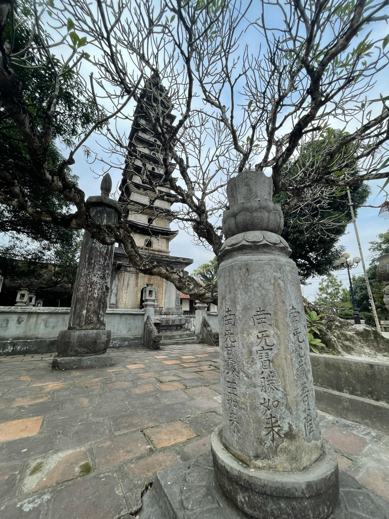 Phủ Thiên Trường hay hành cung Tức Mặc – Thiên Trường không chỉ là quê hương bản quán của vương triều Trần mà còn là hậu cứ quan trọng để "lui về" khi phải đương đầu với phương Bắc, là lá chắn phía Nam cho kinh thành Thăng Long. Nếu lấy Thăng Long làm tâm điểm, thì miền Đông Bắc có chùa Quỳnh Lâm cùng quần thể Yên Tử còn ở phía Nam – trấn Nam của kinh thành chính là chùa Phổ Minh "trấn giữ". 