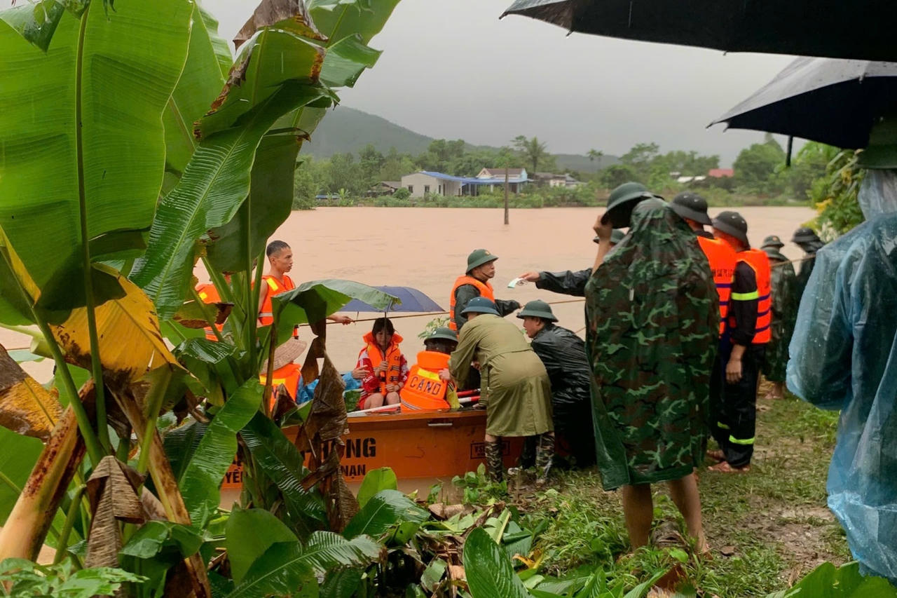 Công an tỉnh Thái Nguyên quả cảm cứu hộ, bảo vệ dân trong mưa lũ