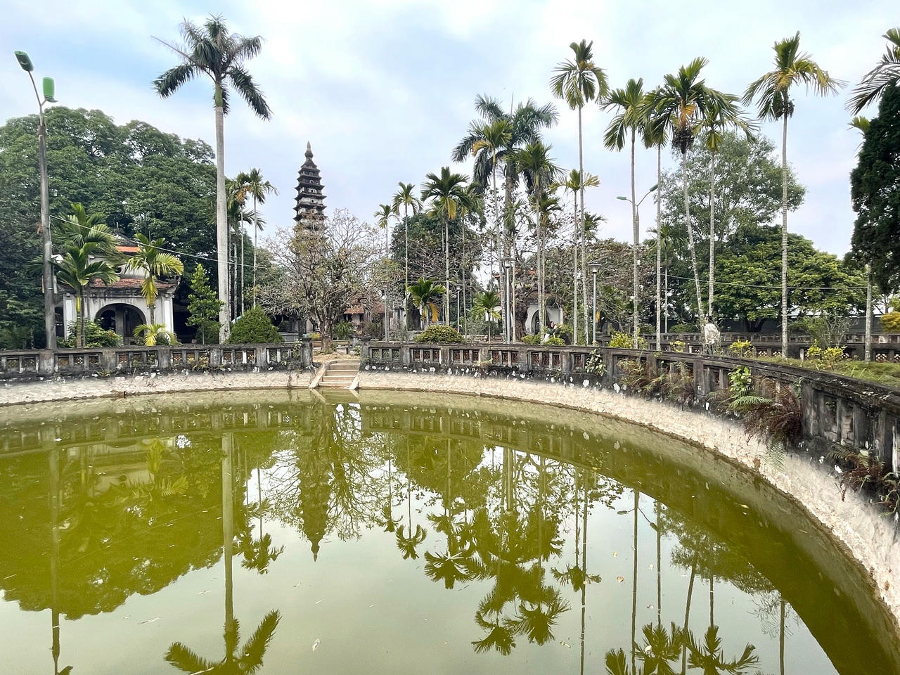 Phổ Minh là ngôi chùa gắn bó chặt chẽ với vương triều Trần. Chính sử chép: năm 1262, mùa xuân, tháng hai, Thượng hoàng (Trần Thái Tông) đổi hương Tức Mặc thành phủ Thiên Trường, “…làm chùa ở phía Tây cung Trùng Quang gọi là chùa Phổ Minh”. Cũng tại đây, nhà vua cho đúc một chiếc vạc lớn và khắc bài minh vào vạ. Vạc Phổ Minh cũng chính là một trong “An Nam tứ đại khí” nổi tiếng thời Lý - Trần.