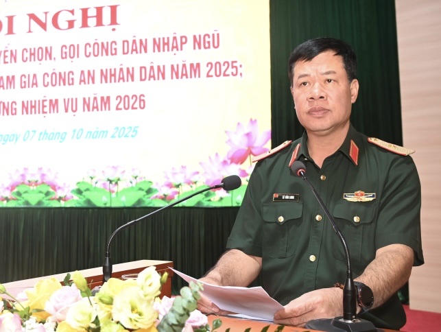 Thiếu tướng Lê Văn Long - Phó Tư lệnh Quân khu 3 phát biểu tại Hội nghị.