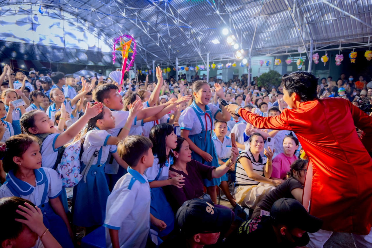 Niềm vui của các em nhỏ tại Cà Mau khi được tham gia vui đón trung thu.