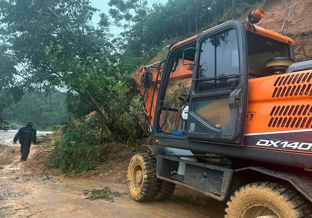 Phương tiện máy móc xử lí điểm sạt lở tại Km11+270 đường tỉnh 226.