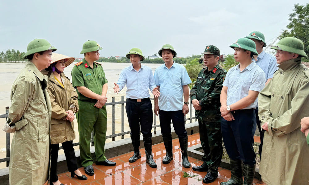 Chủ tịch HĐND tỉnh Nguyễn Việt Oanh, Phó Chủ tịch HĐND tỉnh Lâm Thị Hương Thành, Phó Chủ tịch UBND tỉnh Lê Xuân Lợi kiểm tra kiểm tra tại khu vực thôn Cẩm Bào, xã Xuân Cẩm.