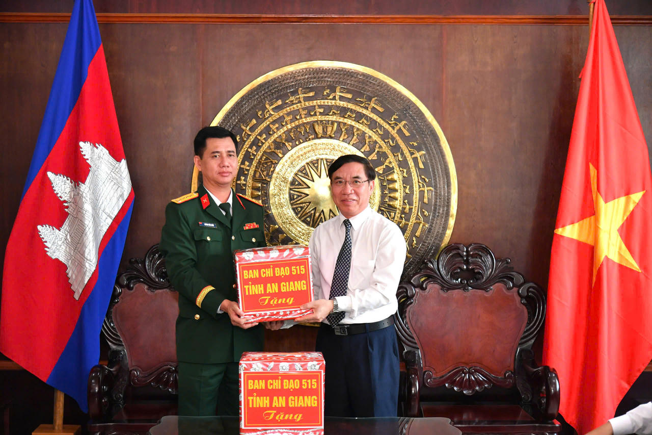Đại tá Huỳnh Văn Khởi, Chính ủy Bộ CHQS tỉnh trao tặng quà cho Tổng Lãnh sự quán Việt Nam tại tỉnh Preah Sihanouk. (Ảnh: Phương Vũ)
