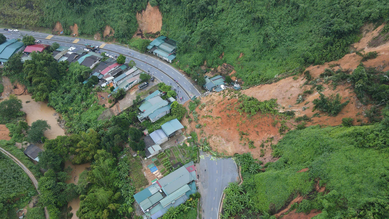 Hiện trường vụ sạt lở khiến 3 căn nhà của người dân bị hư hỏng nặng tại xã Phong Hải.