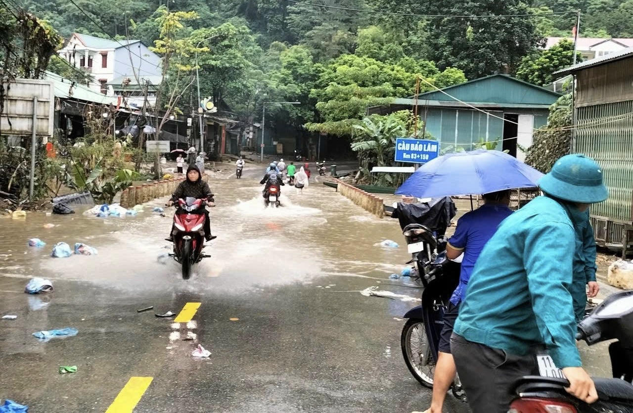 Khu vực xã Bảo Lâm nhiều tuyến đường nước đã bắt đầu ngập. (Ảnh: Lê Hanh)