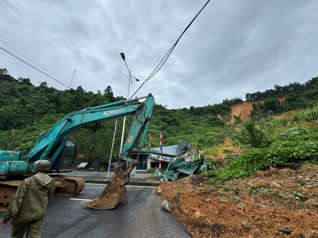 UBND xã Phong Hải đã huy động lực lượng công an, cùng các lực lượng khác để phân luồng giao thông, điều động máy xúc để&nbsp;khẩn trương dọn dẹp bùn đất, sớm thông tuyến.