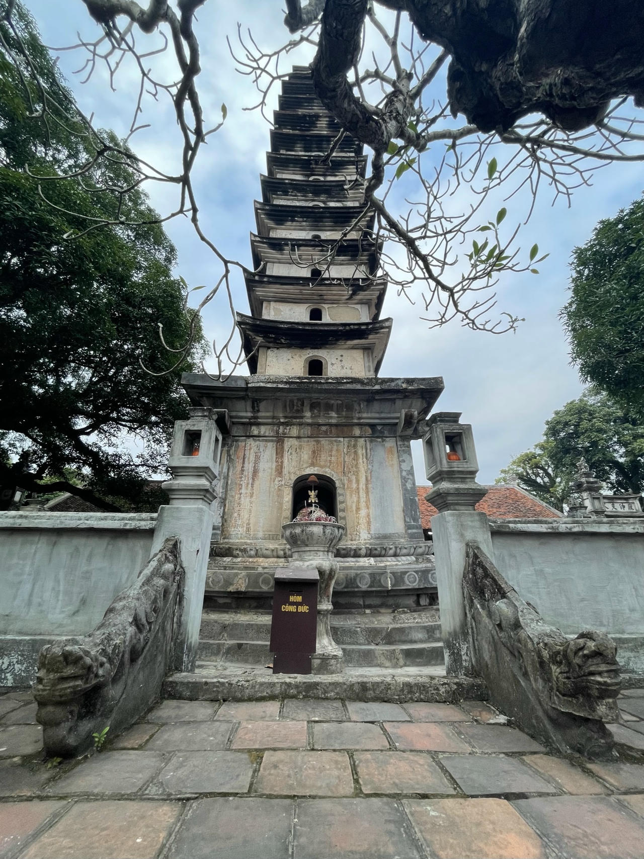 Không chỉ nổi danh với vạc Phổ Minh, chùa còn sừng sững, uy nghi một tháp cổ cao 14 tầng được dựng năm 1305. Tương truyền đây là tháp chứa xá lị của vua Trần Nhân Tông. Sau khi Phật Hoàng qua đời, được hỏa táng thu được nhiều xá lị, vua con nối ngôi là Trần Anh Tông đã lấy một phần cho vào hộp đá, đặt trong tháp Phổ Minh. Dân gian thì lưu truyền câu nói:"...Trẫm xin gửi lại nắm xương chùa này".