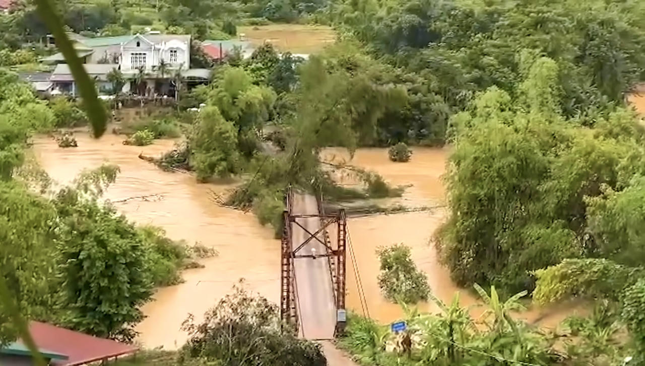Dòng nước đục ngầu cuồn cuộn đổ về, chỉ trong tích tắc, cây cầu treo Nà Hoàng, phường Tân Giang (Cao Bằng) bị dòng lũ hung dữ gây biến dạng. (Ảnh: Lê Hanh)