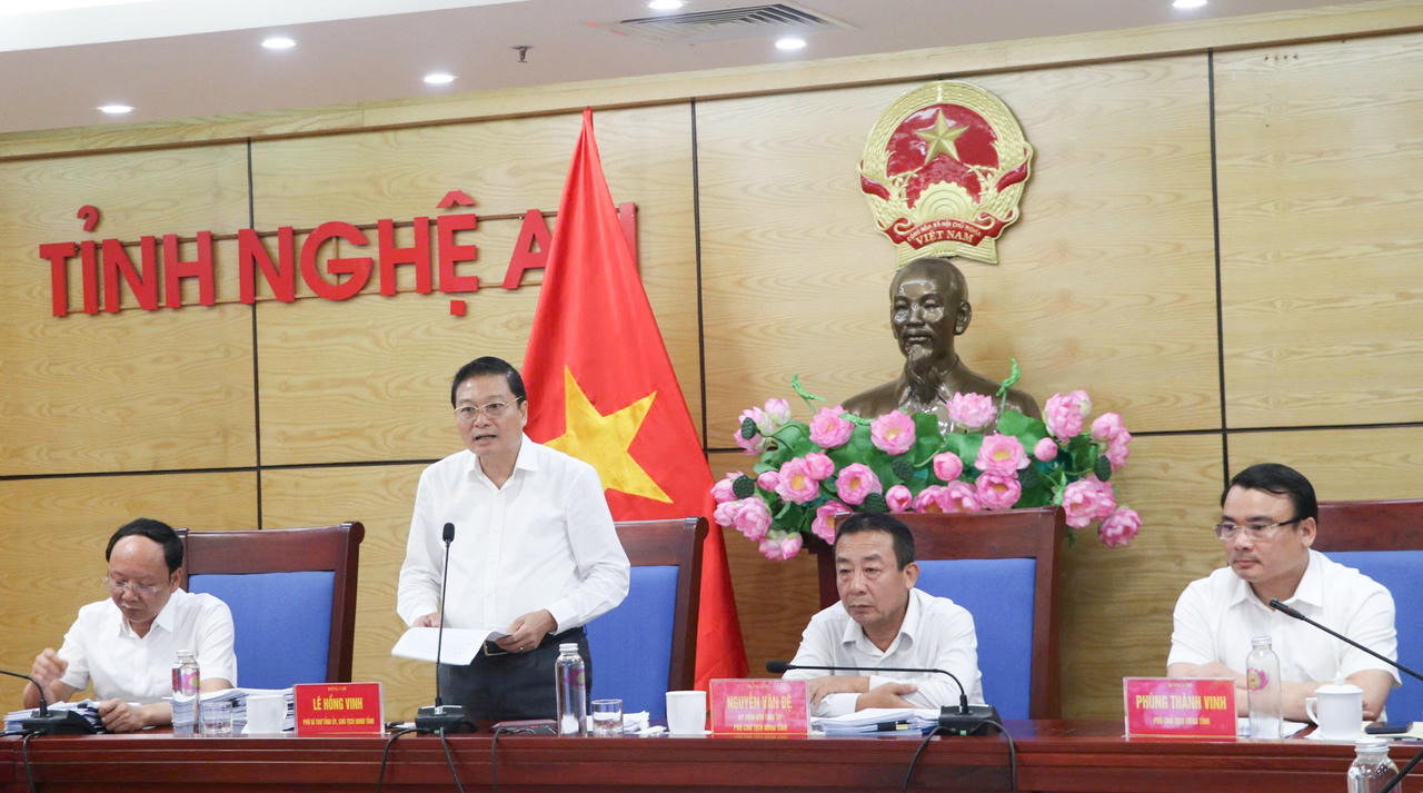 Chủ tịch UBND tỉnh Lê Hồng Vinh tại phiên họp đánh giá tình hình phát triển kinh tế - xã hội 9 tháng đầu năm sáng 7/10.