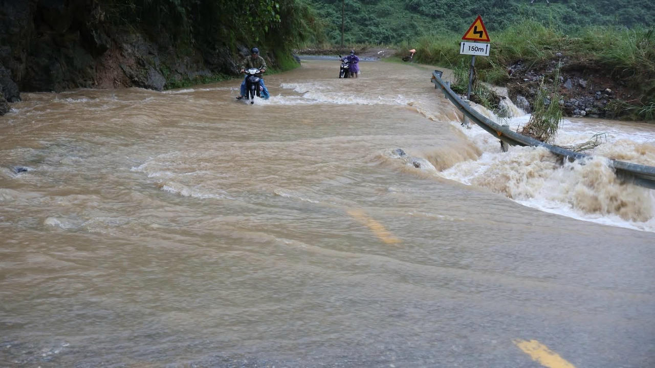 Các tuyến đường giao thông bị ngập lụt và sạt lở nghiêm trọng. (Ảnh: Lê Hanh)