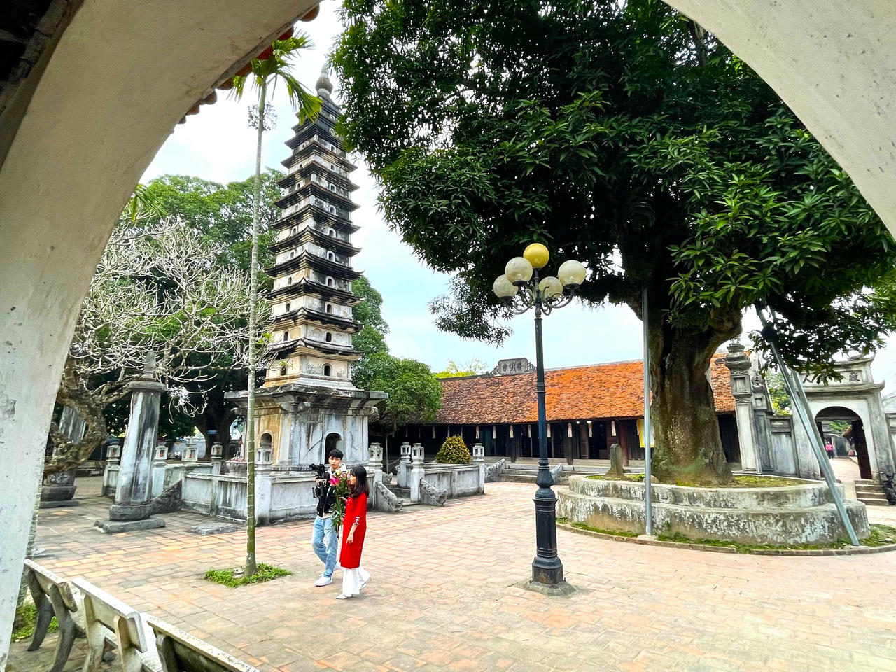 Nằm trên chính mảnh đất quê hương của họ Trần, dòng họ nắm quyền cai trị đất nước trong thế kỷ XIII – XIV, Phổ Minh là một trong những ngôi chùa có lịch sử lâu đời. Nếu căn cứ vào những ghi chép trong Đại Việt sử ký toàn thư thì ngôi chùa này được xây dựng ở thời Trần. Nhưng theo một số nguồn tư liệu khác thì chùa có thể đã có từ thời Lý, đến thời Trần tu sửa, tôn tạo, “nâng cấp” trở thành một trong những danh lam.