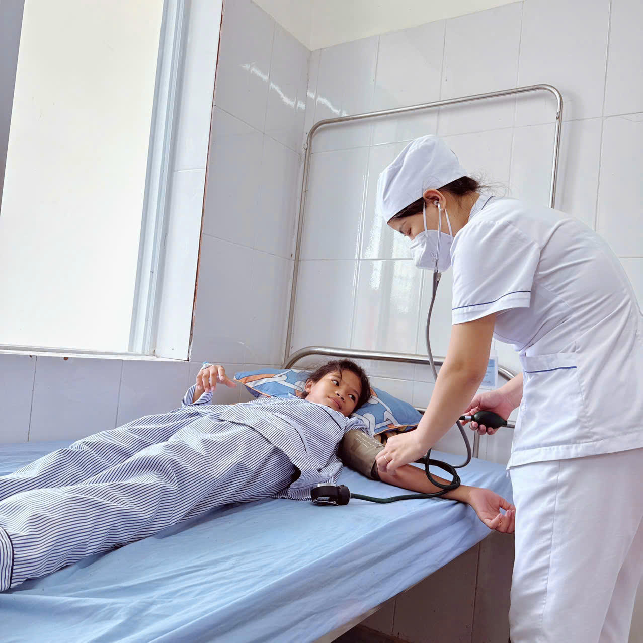 Sau khi được điều trị, các em đã ổn định và trở lại trường học.