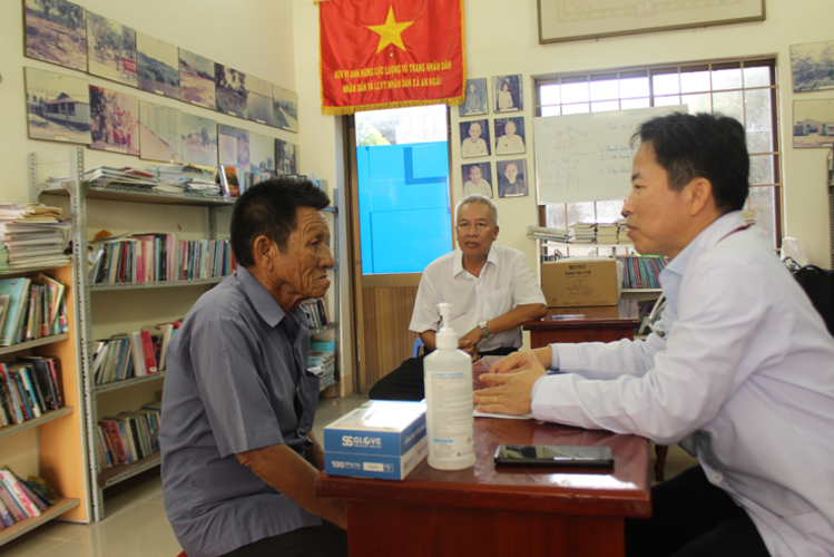 PV GAS NCSP phối hợp với Bệnh viện Bà Rịa tổ chức khám sàng lọc ung thư đại tràng tại xã Long Điền. (Ảnh trong bài: P.V)