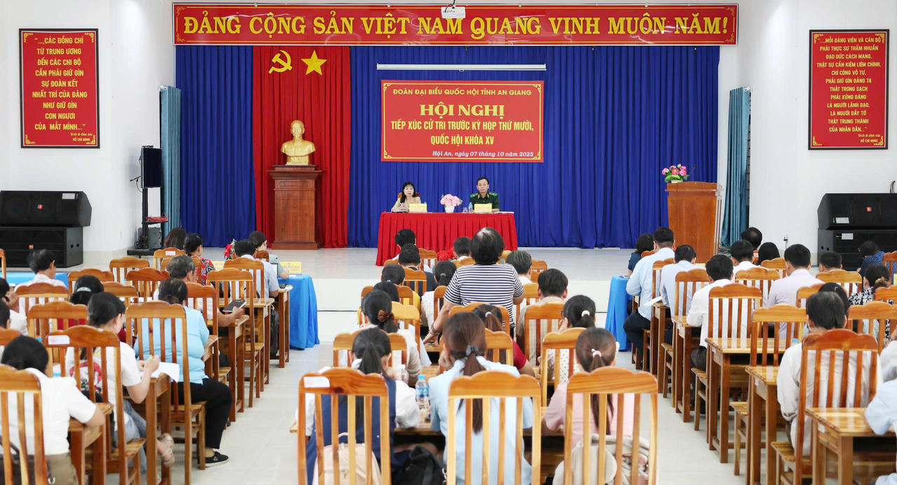 Quang cảnh buổi tiếp xúc tại xã Hội An.