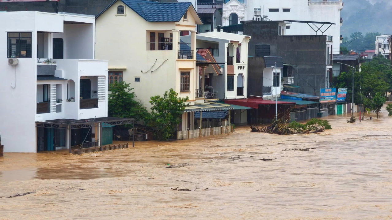 Nhiều nhà dân nước đã ngập sâu vào trong nhà. (Ảnh: Lê Hanh)