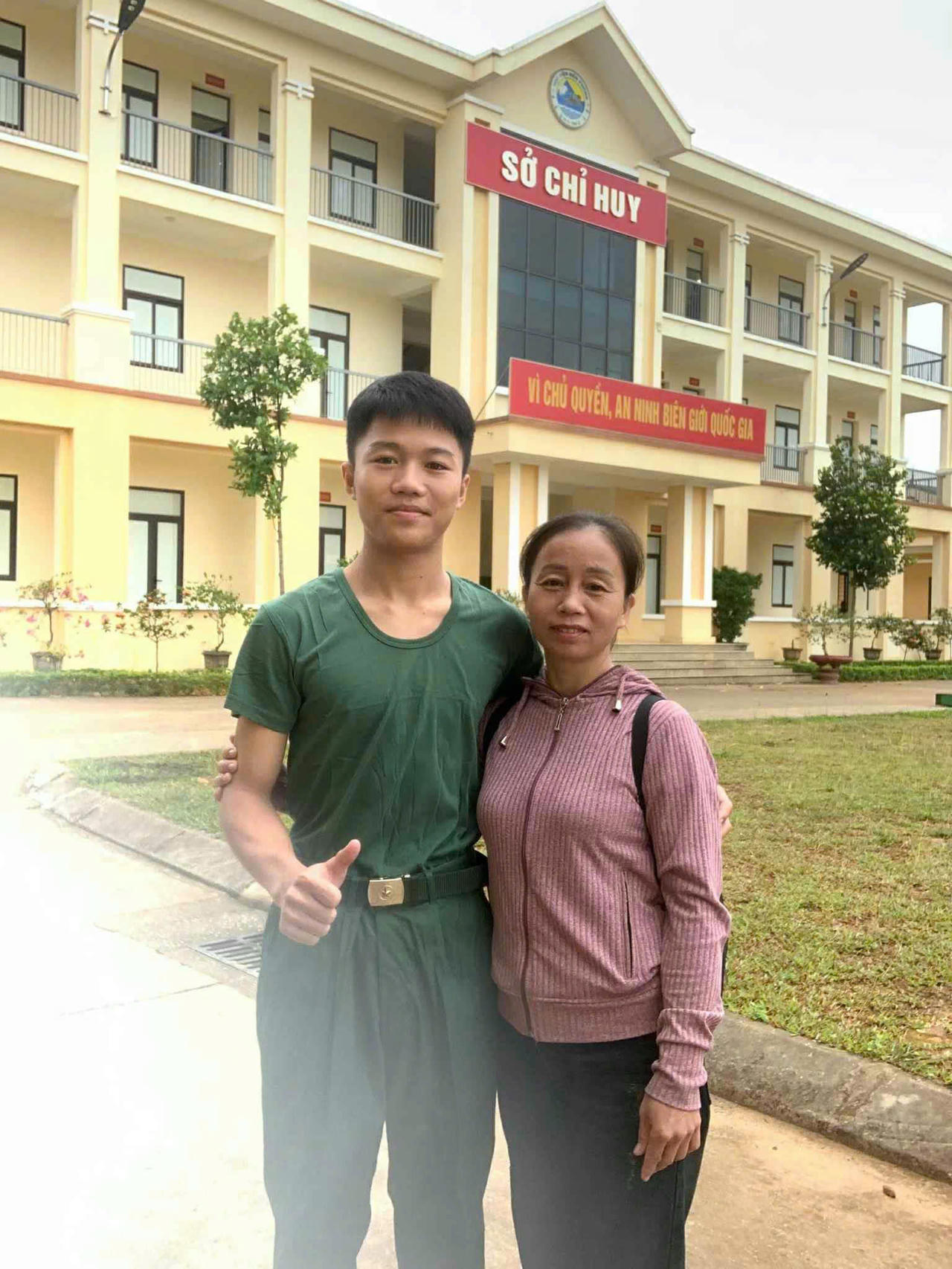 Lang Đức Bằng, cựu học sinh Trường Phổ thông Dân tộc Nội trú THPT số 2 (Nghệ An) là một trong 75 học sinh xuất sắc được UBND tỉnh Nghệ An tuyên dương.