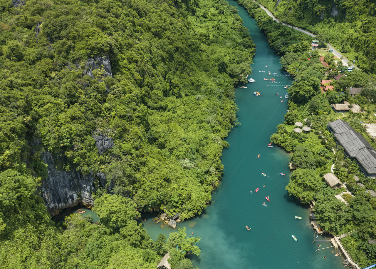 Sông Chày - Hang Tối, nơi du khách chạm vào bóng đêm kỳ thú dưới lòng đất, vừa được phiêu lưu, vừa được ngâm mình trong dòng sông mát lạnh giữa thiên nhiên hùng vĩ.