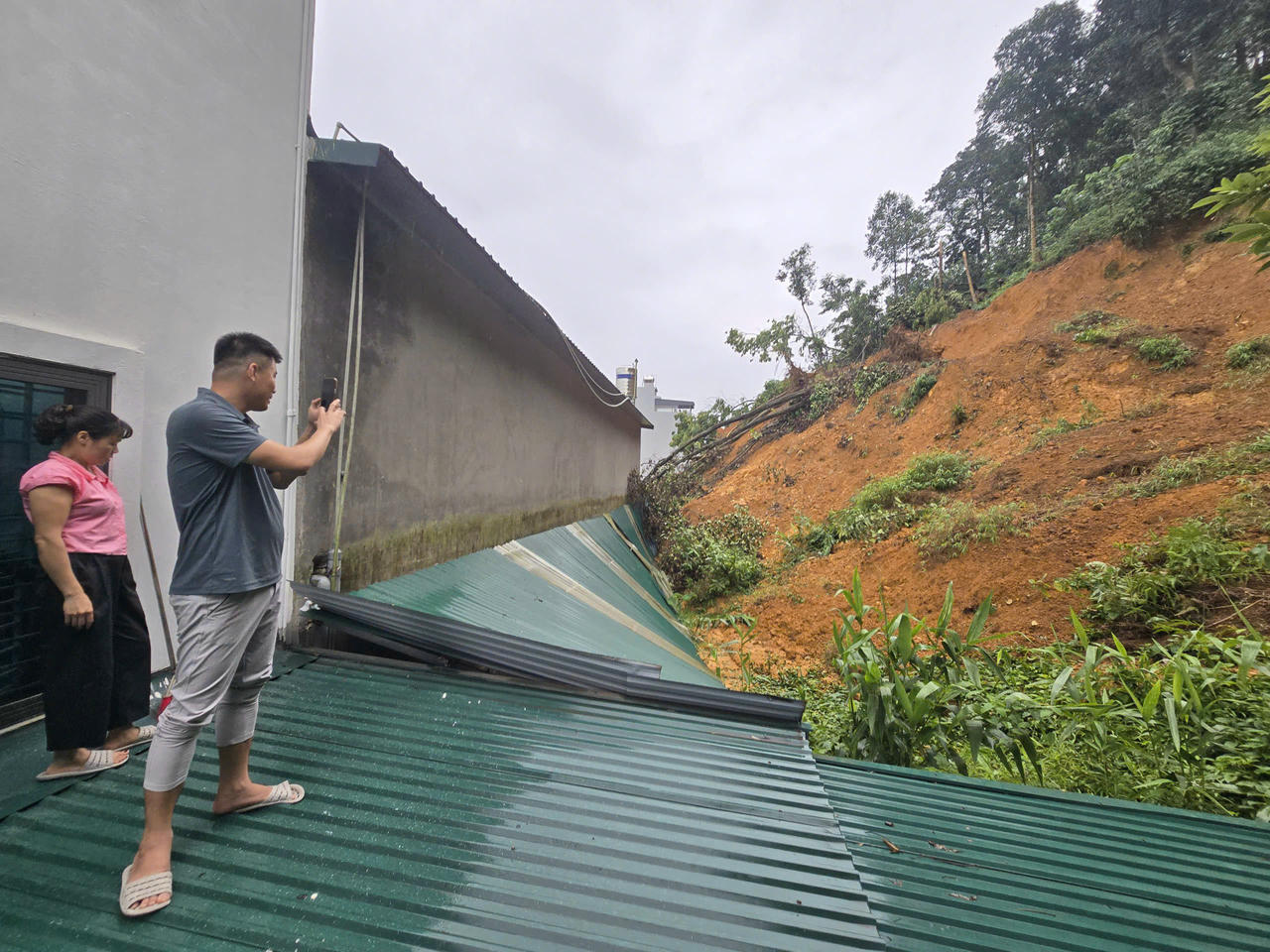 Căn nhà của anh Nguyễn Văn Thiệp bị đất đã sạt xuống gây hư hỏng nghiêm trọng, tiềm ẩn nguy cơ đổ sập bất cứ lúc nào.