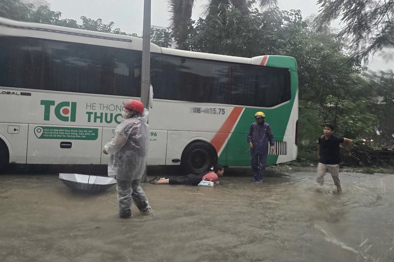 Nhiều người bị ngã khuỵ khi đi trên phố ngập nước ở Hà Nội nghi do dò rỉ điện