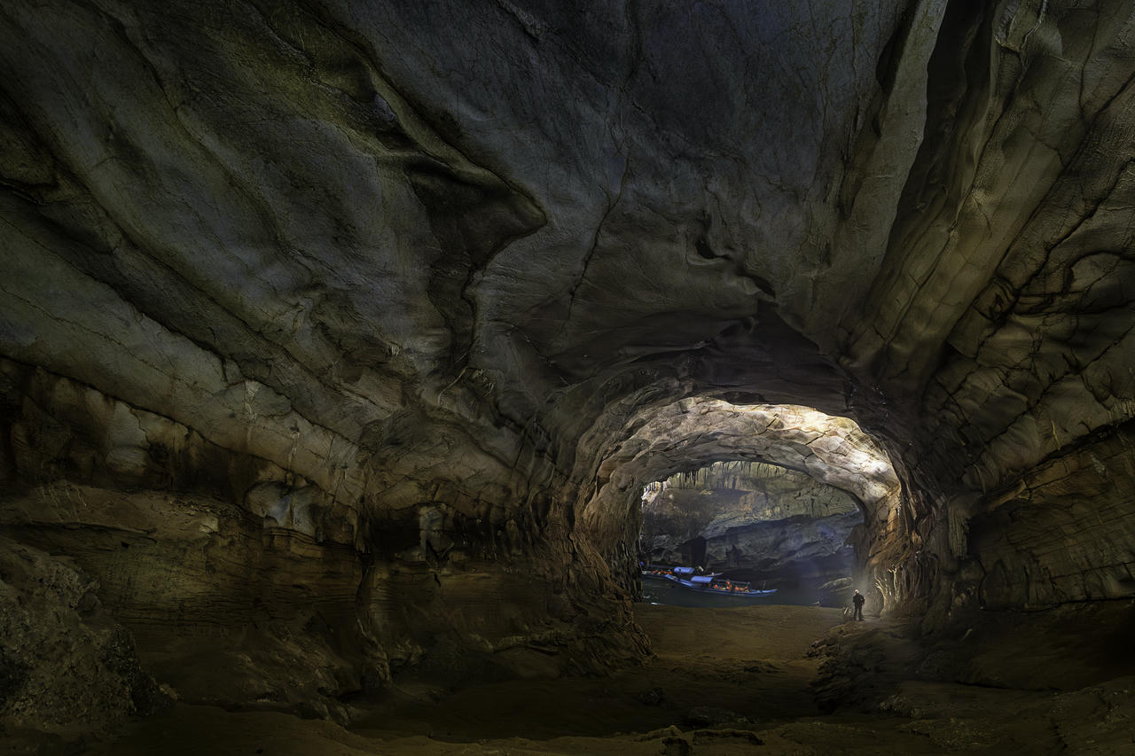 Phong Nha “kỳ quan đệ nhất động”, nơi mê hoặc lòng người với dòng sông ngầm xanh biếc len lỏi giữa những khối thạch nhũ rực rỡ, mở ra thế giới huyền bí dưới lòng núi đá vôi.