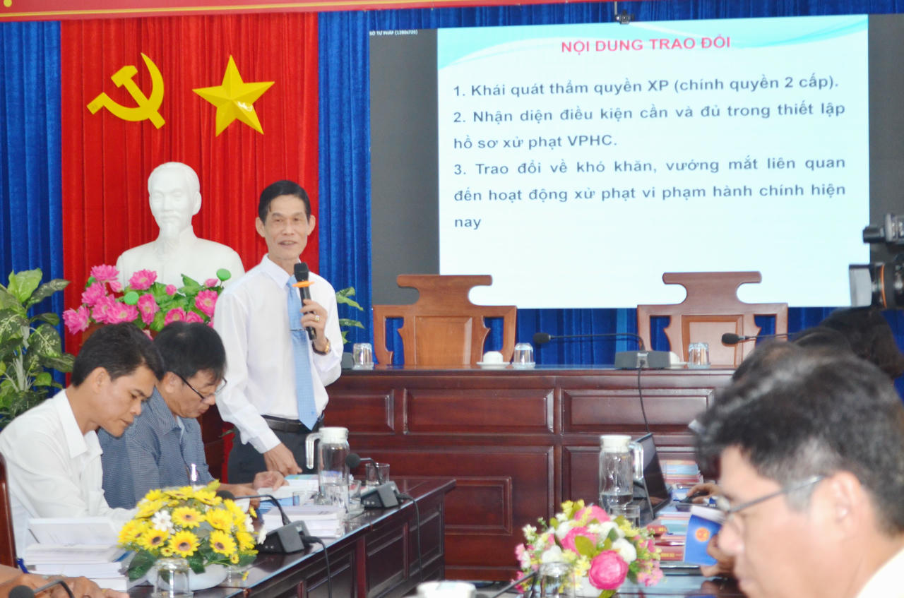 Báo cáo viên, TS. Phạm Quốc Sử – Phó Giám đốc Sở Tư pháp Cà Mau, giới thiệu Luật sửa đổi, bổ sung một số điều của Luật Xử lý vi phạm hành chính.