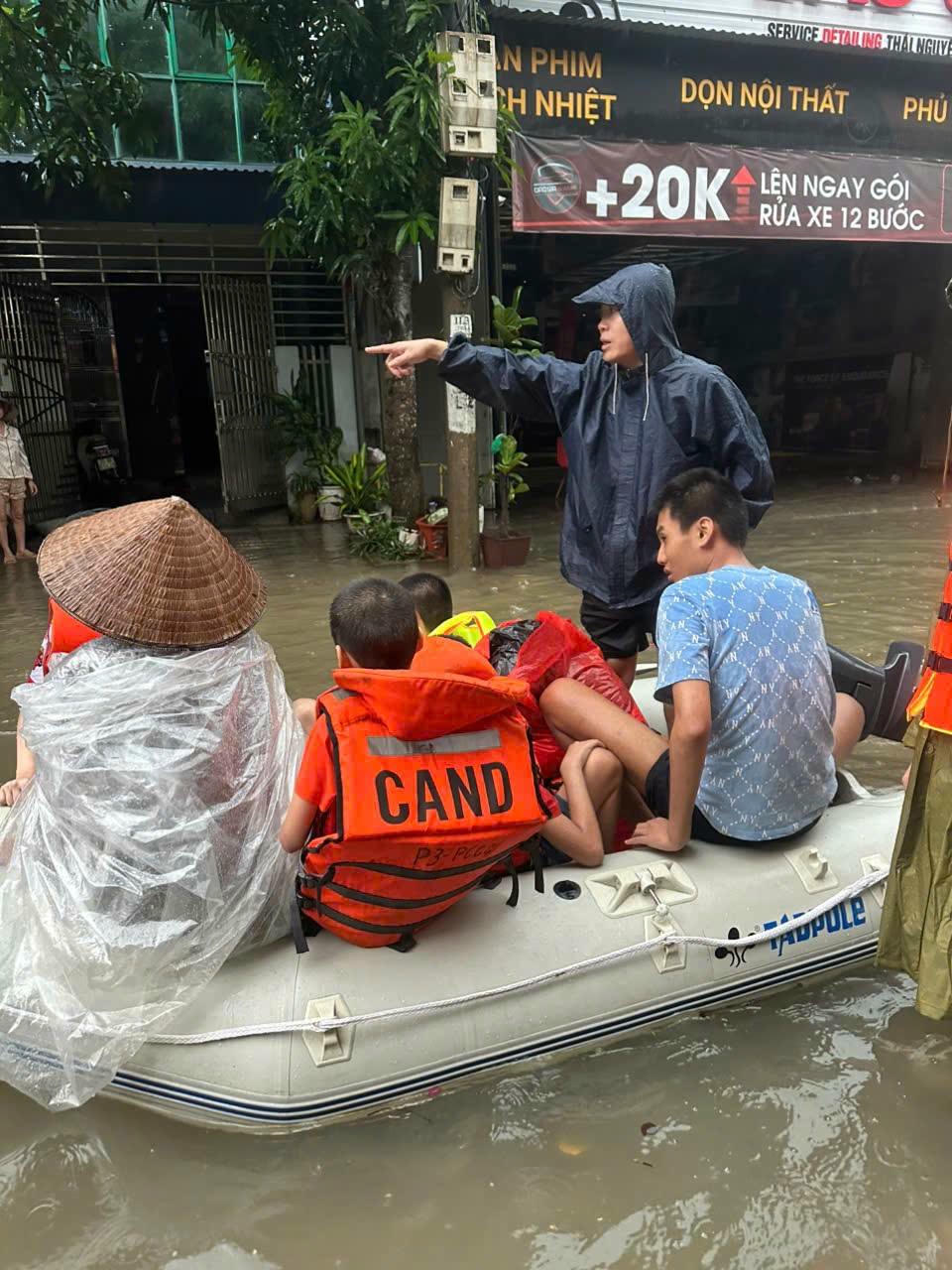 Công an tỉnh Thái Nguyên quả cảm cứu hộ, bảo vệ dân trong mưa lũ