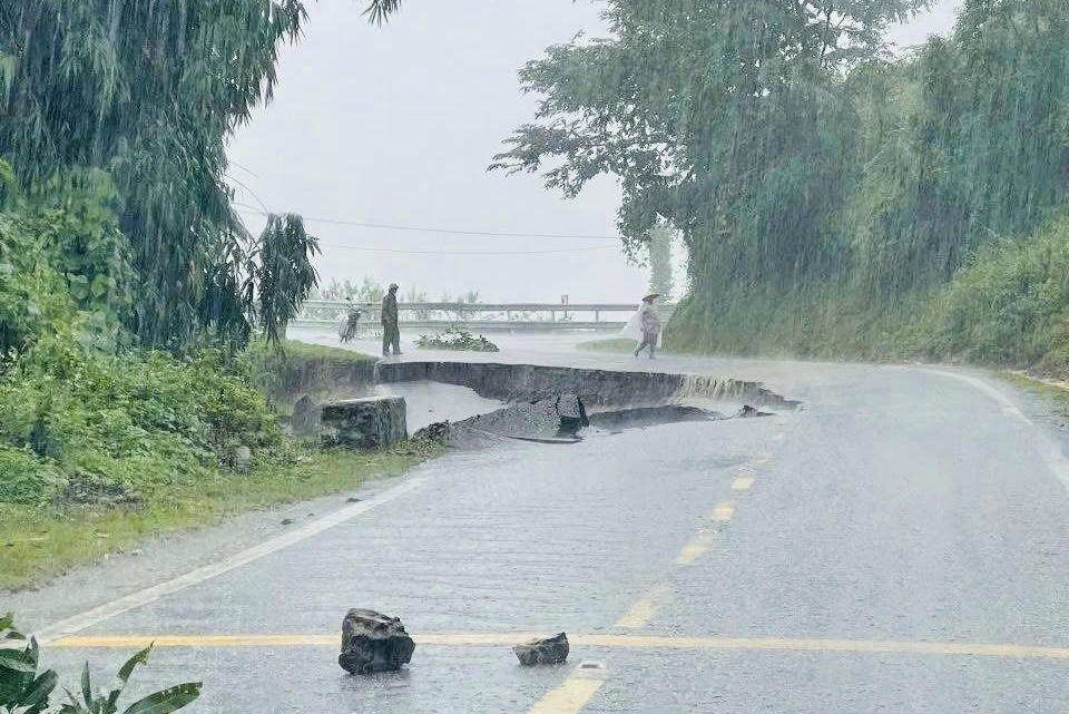 Tại QL3, khu vực khúc cua miếu Đèo Gió sạt lở nghiêm trọng. (Ảnh: Lê Hanh)