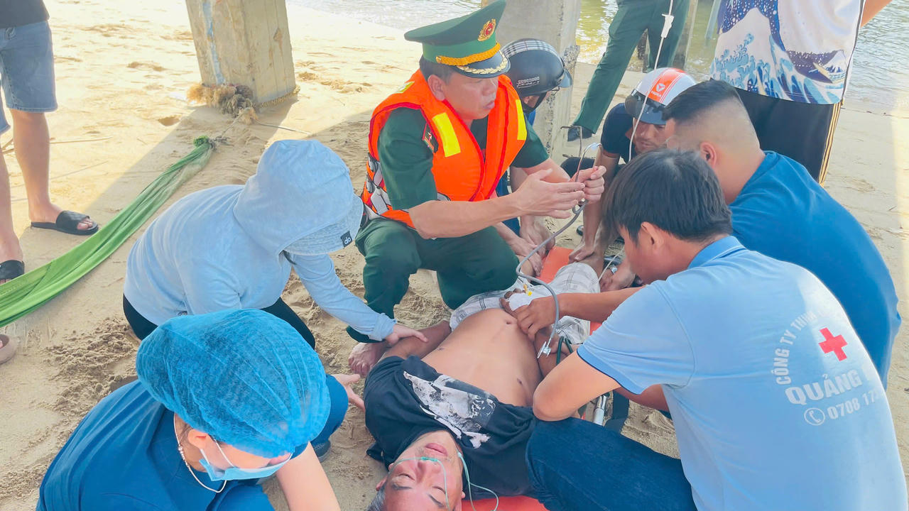 Tổ công tác gồm 4 đồng chí và 1 quân y ra tiếp cận, sơ cứu và đưa nạn nhân vào bờ an toàn.