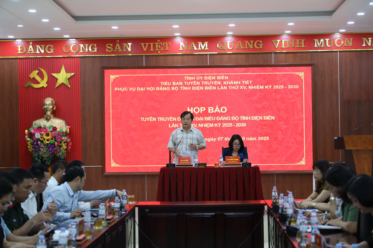 Ông Vừ A Bằng - Phó Chủ tịch UBND tỉnh Điện Biên phát biểu tại buổi họp báo.