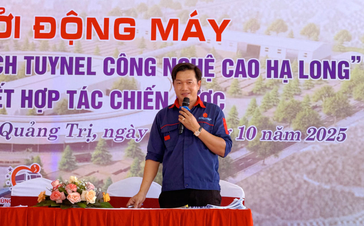 Ông Nguyễn Xuân Tân, Tổng Giám đốc Công ty Cổ phần Gốm cao cấp Hạ Long phát biểu tại buổi lễ.