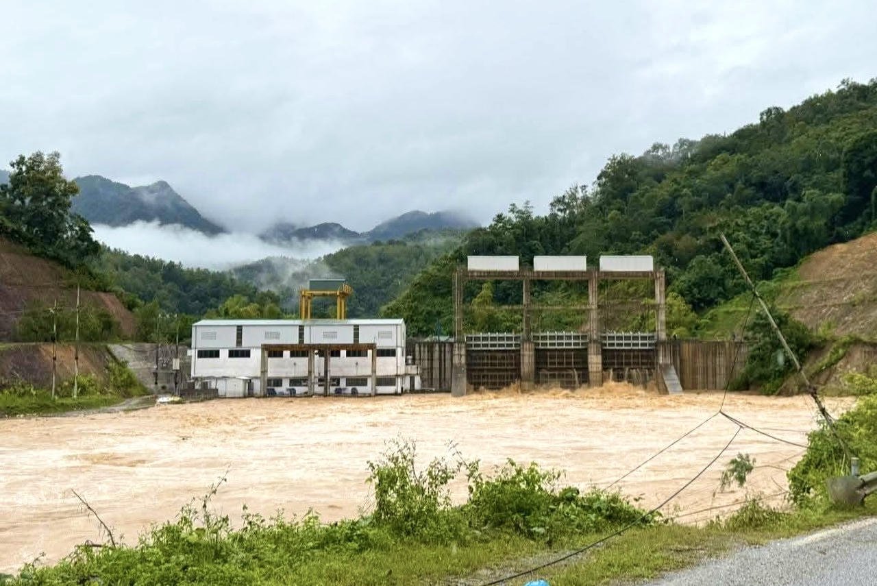 Các nhà máy thuỷ điện trên địa bàn đang xả lũ. (Ảnh: Lê Hanh)