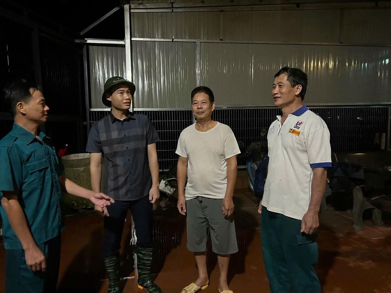 Ông Lục Xuân An (người đội mũ), Chủ tịch xã Sơn Động kiểm tra các vị trí sạt lở trên địa bàn.