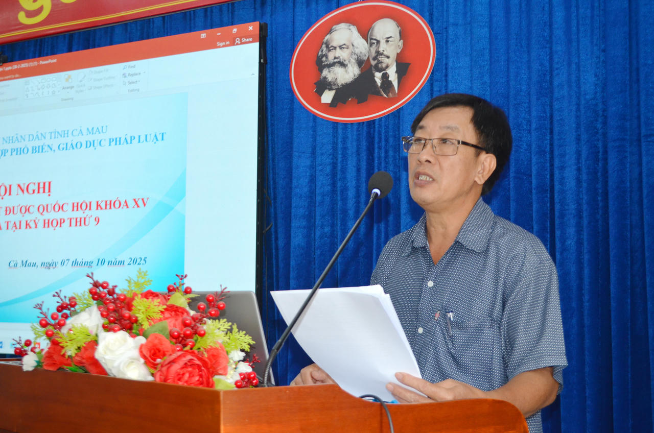 Báo cáo viên Trần Bửu Nhân – Phó Giám đốc Sở Nội vụ Cà Mau, triển khai Luật Tổ chức chính quyền địa phương và Luật Cán bộ, công chức (sửa đổi).