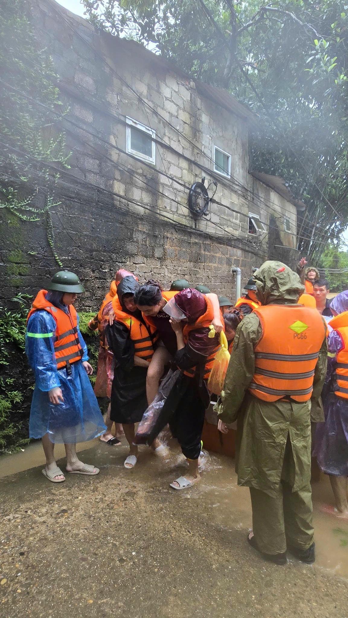 Công an tỉnh Thái Nguyên quả cảm cứu hộ, bảo vệ dân trong mưa lũ