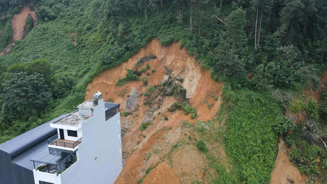 Sạt lở đe dọa nhà dân ở phường Cam Đường (Lào Cai): Nỗi lo sập nhà treo lơ lửng sau mưa bão