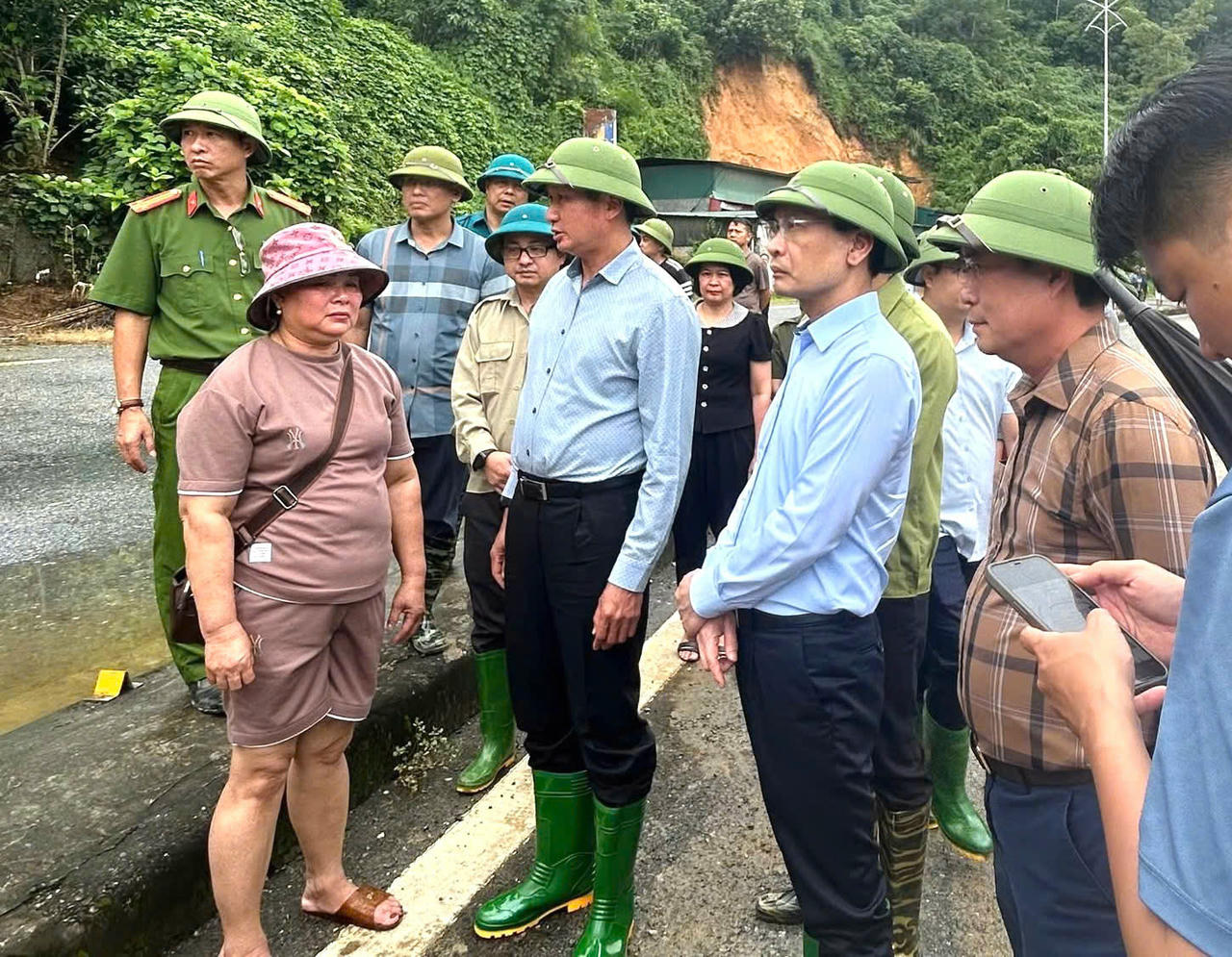 Chủ tịch UBND tỉnh Lào Cai trực tiếp kiểm tra, chỉ đạo khắc phục hậu quả sạt lở tại xã Phong Hải