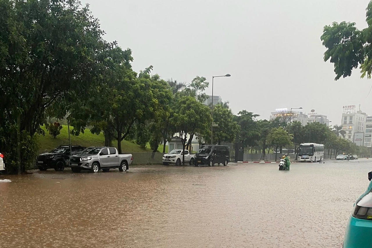 Hà Nội lại ngập nhiều tuyến phố do mưa lớn