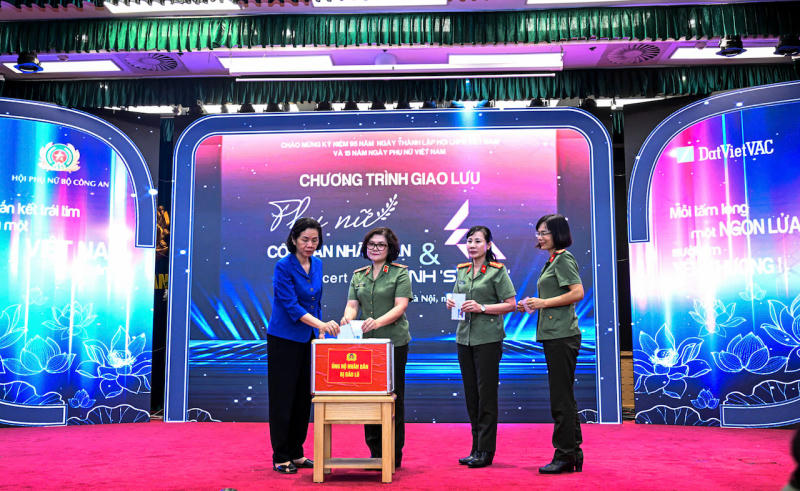 Nguyễn Thị Minh Hương, Phó Chủ tịch Hội LHPN Việt Nam; lãnh đạo Cục Công tác chính trị, lãnh đạo Cục Hậu cần và Ban Phụ nữ CAND chung tay quyên góp, ủng hộ đồng bào vùng chịu ảnh hưởng bởi thiên tai