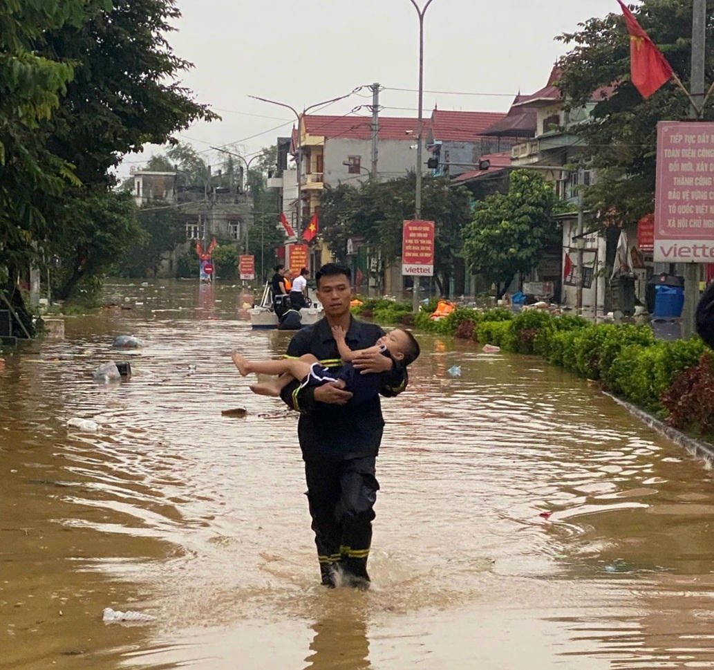 Phòng Cảnh sát phòng cháy chữa cháy và cứu nạn cứu hộ, Phòng Cảnh sát Cơ động phối hợp với lực lượng Công an các xã đưa người dân đến nơi an toàn.