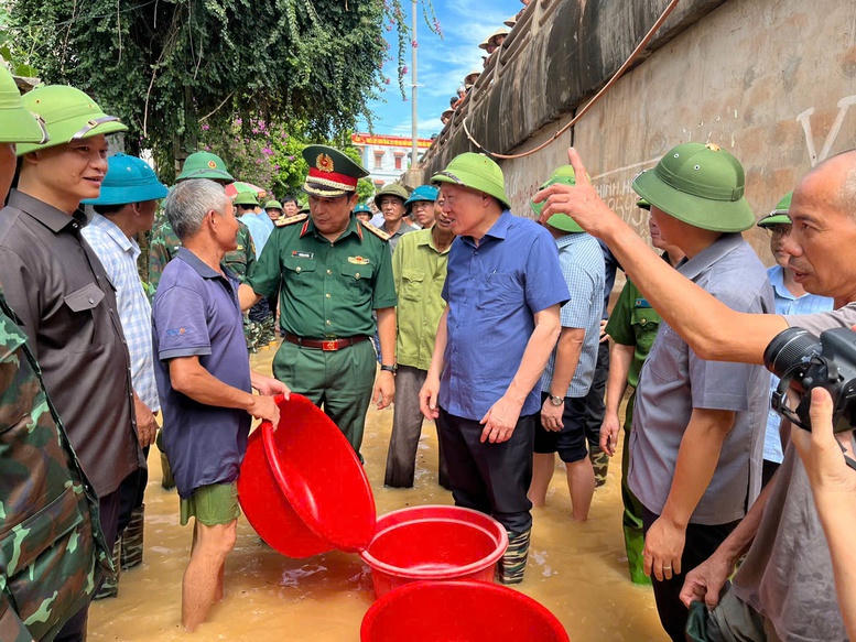Phó Thủ tướng Thường trực Nguyễn Hòa Bình kiểm tra, chỉ đạo khắc phục mưa lũ tại Bắc Ninh