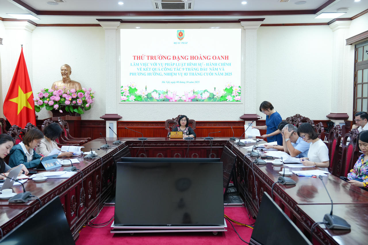 Thứ trưởng Đặng Hoàng Oanh làm việc với Vụ Pháp luật hình sự - hành chính 